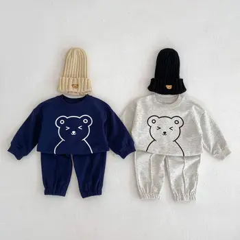 2023, Осенний комплект одежды из 2 предметов для маленьких мальчиков, Хлопковые толстовки с длинными рукавами и медведем, Брюки, спортивный костюм, Универсальная одежда для маленьких мальчиков